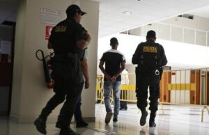 Cuatro sujetos ultrajan a joven de 22 años durante una fiesta