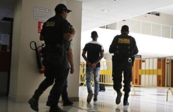 Cuatro sujetos ultrajan a joven de 22 años durante una fiesta