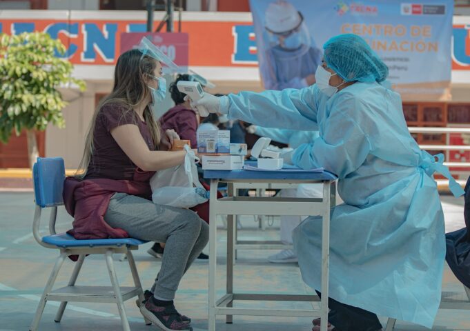 Discriminación en la vacunación a extranjeros en Perú