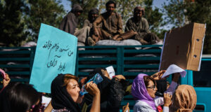 Las mujeres afganas se enfrentan a los talibanes