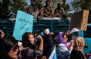 Las mujeres afganas se enfrentan a los talibanes