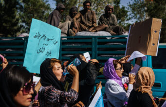 Las mujeres afganas se enfrentan a los talibanes