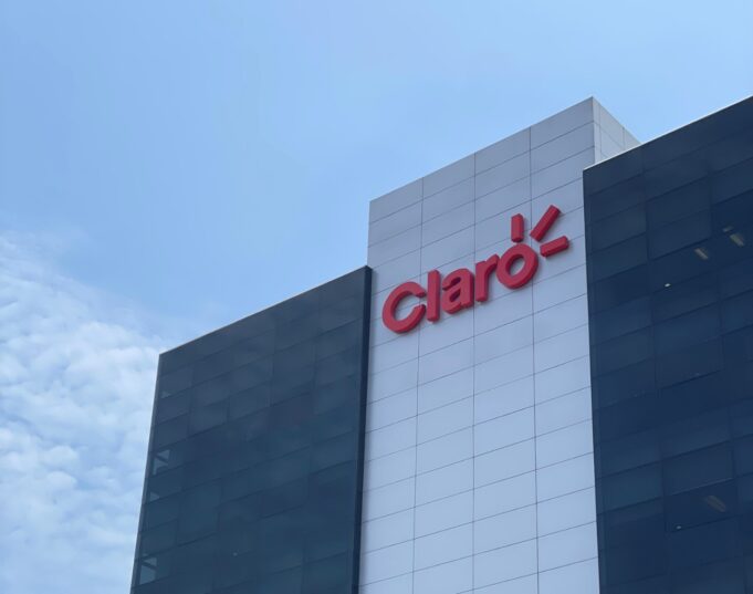 Claro en alianza con Luz del Sur dejaría de emitir alrededor de 90 mil toneladas de CO2 gracias al uso de energía 100% renovable hasta el 2025