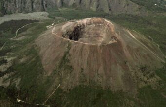 Turista se hace una «selfie extrema» y cae al cráter del volcán Vesubio en Napolés, Italia