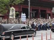 Japoneses despiden en las calles al asesinado ex primer ministro Shinzo Abe