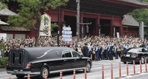Japoneses despiden en las calles al asesinado ex primer ministro Shinzo Abe