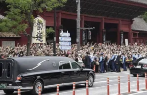 Japoneses despiden en las calles al asesinado ex primer ministro Shinzo Abe