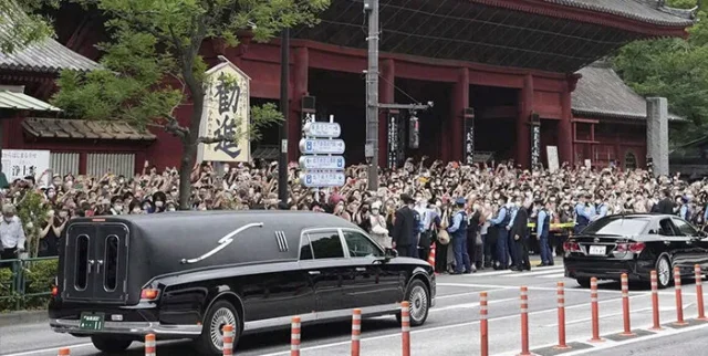Japoneses despiden en las calles al asesinado ex primer ministro Shinzo Abe