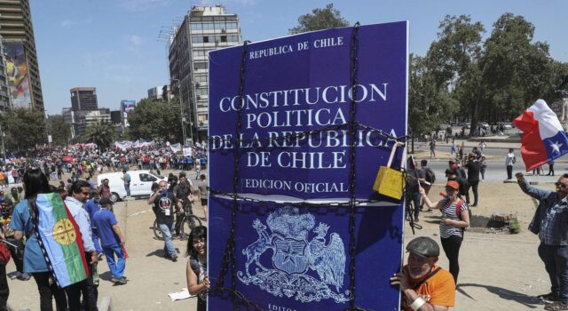 Chile: Rechazo a la nueva Constitución ganaría por un 16 %, según encuesta