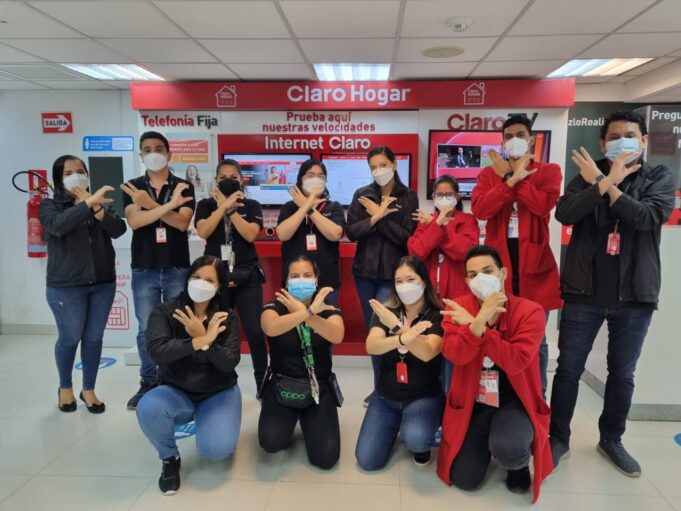 Claro implementa servicio inclusivo con atención en Lengua de Señas Peruanas.