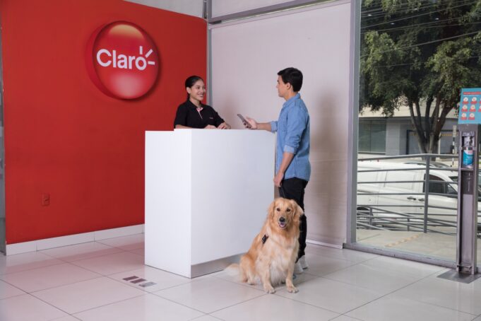 Clientes podrán entrar a Centros de Atención de Claro con sus mascotas