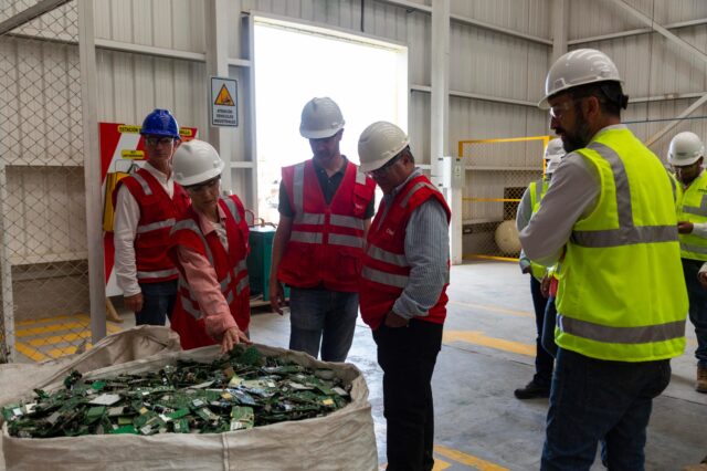 Claro y Ambipar firman acuerdo para manejo de residuos electrónicos